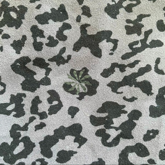 Athleta Salutation Stash Pocket Il Capri Leopard - Picture 7 of 9